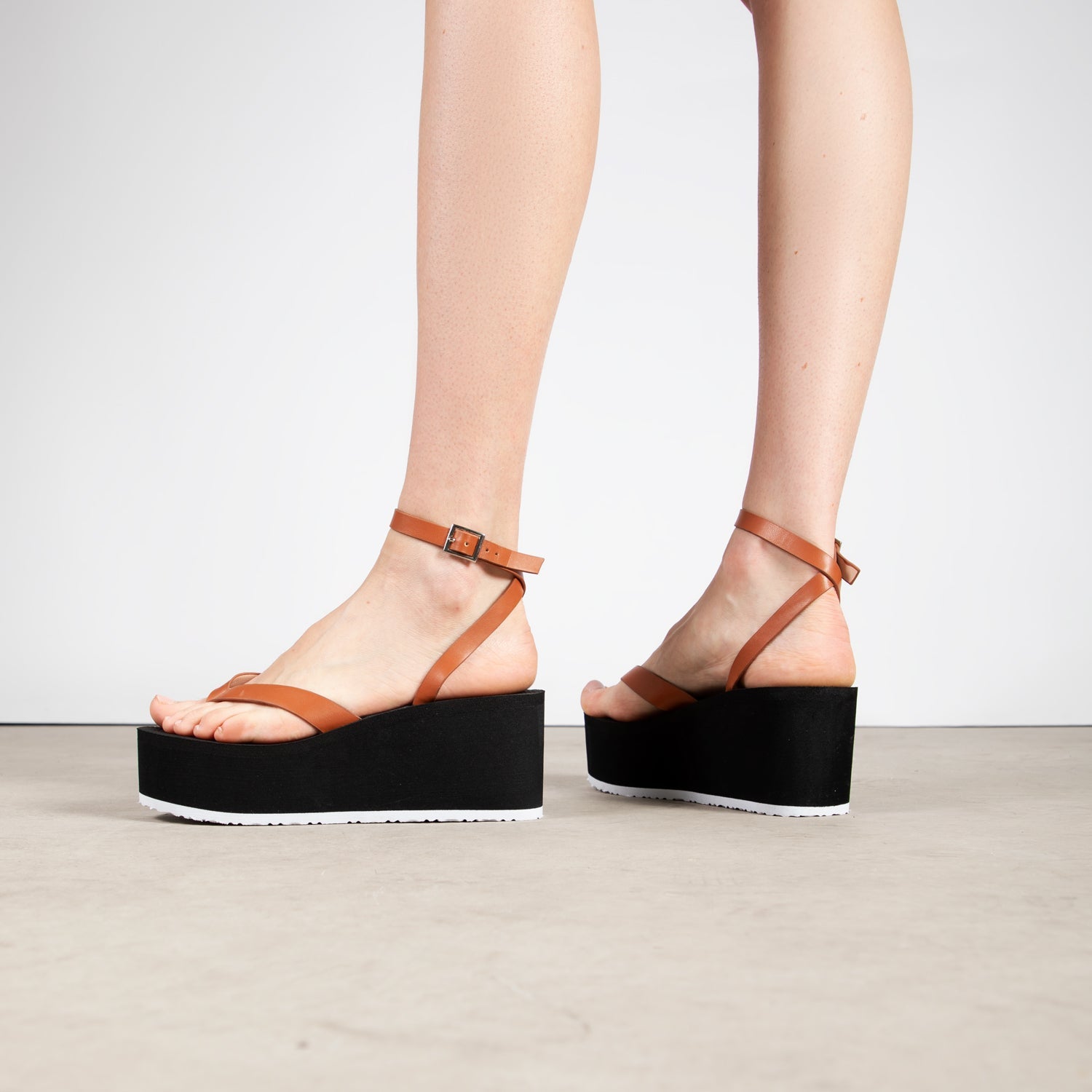 RAID Nika Flatform Sandal in Brown