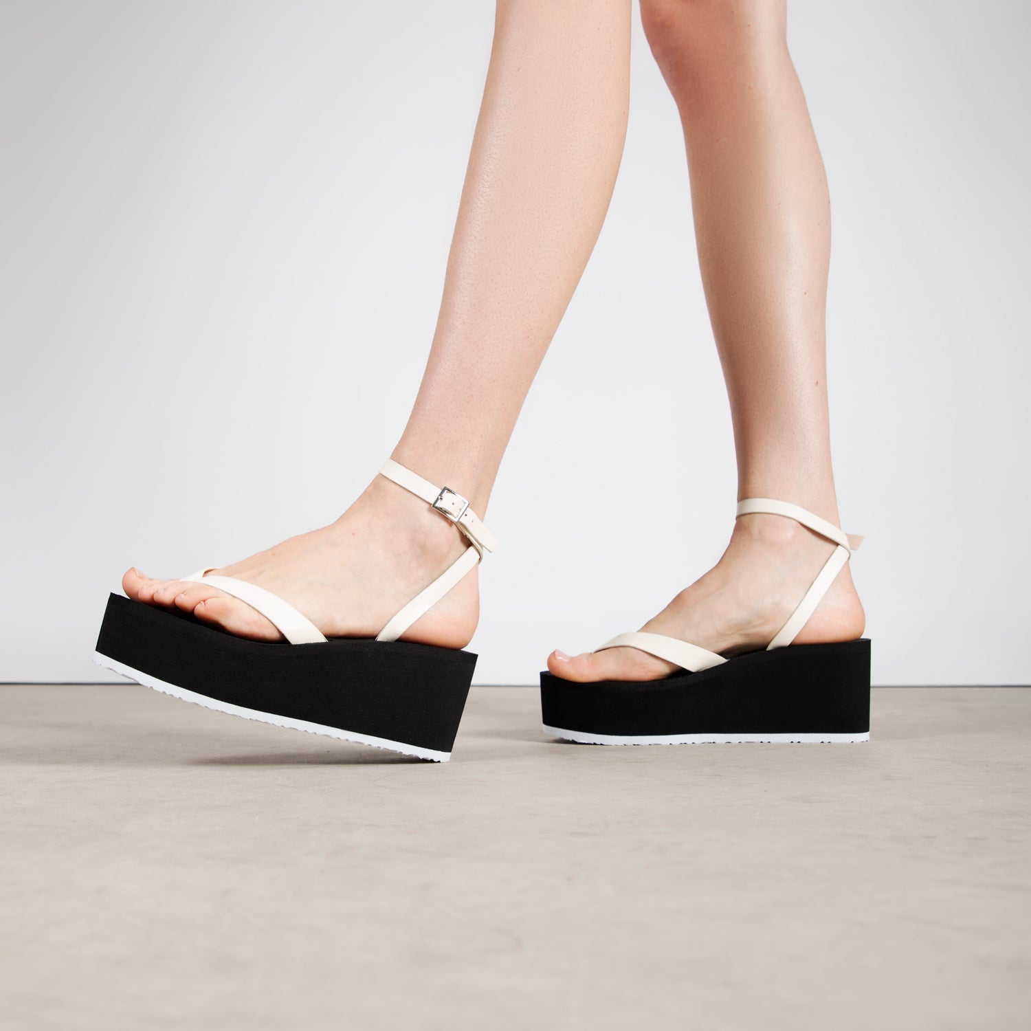 RAID Nika Flatform Sandal in Off White