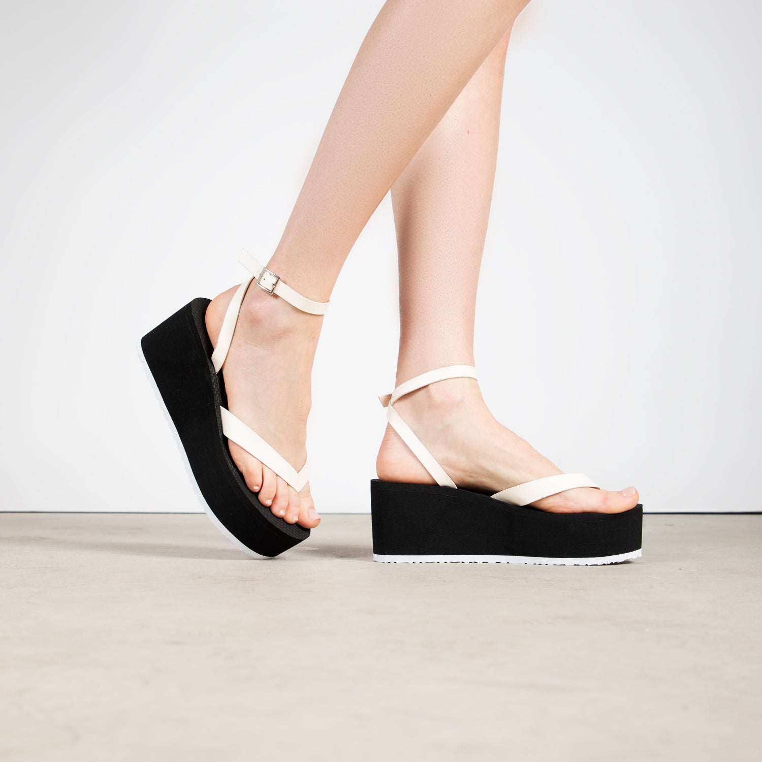 RAID Nika Flatform Sandal in Off White